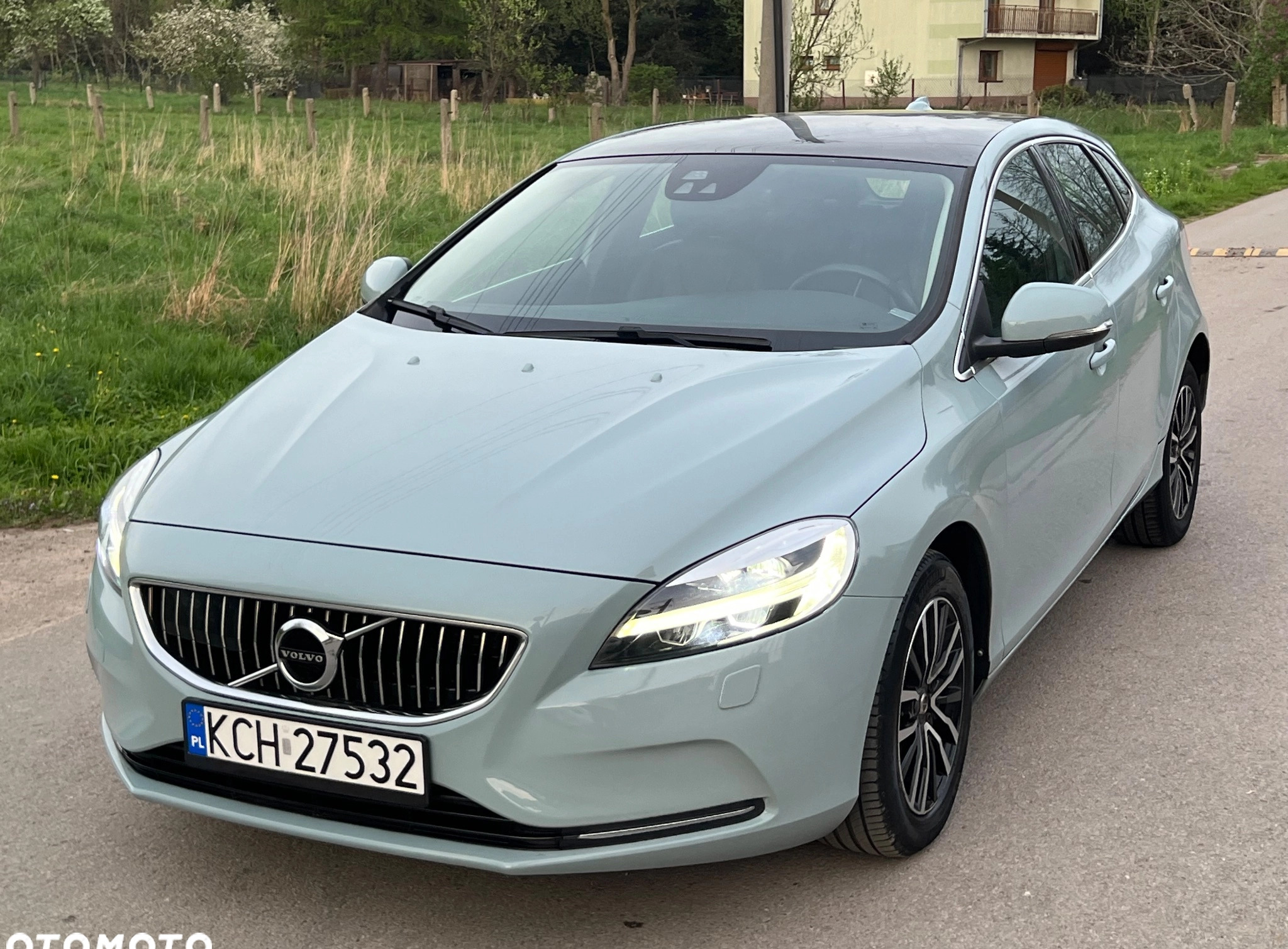 Volvo V40 cena 59900 przebieg: 165500, rok produkcji 2017 z Chrzanów małe 781